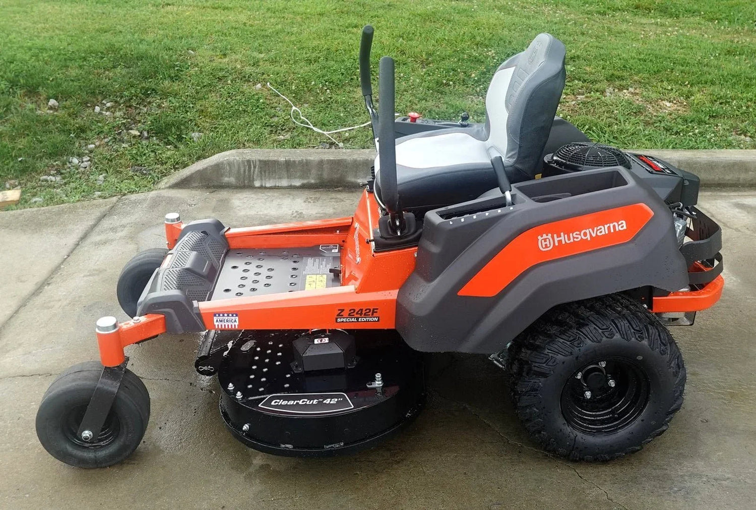 Husqvarna Z242F Special Edition 42″ Zero Turn Mower, 21.5HP Kawasaki Engine (Scratch & Dent)