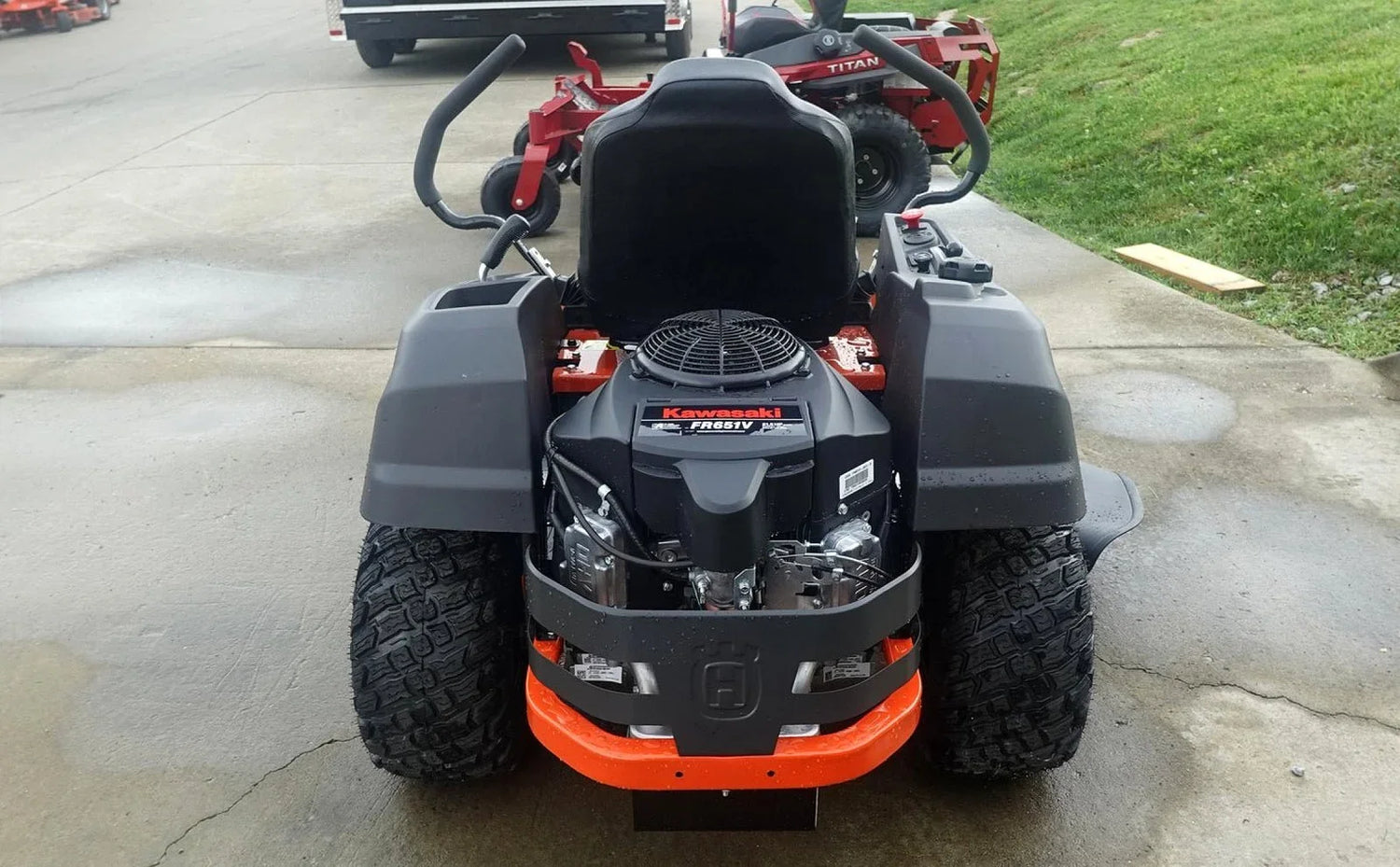 Husqvarna Z242F Special Edition 42″ Zero Turn Mower, 21.5HP Kawasaki Engine (Scratch & Dent)