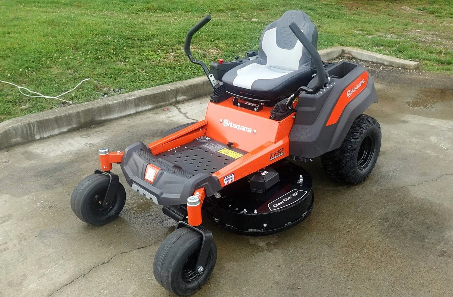 Husqvarna Z242F Special Edition 42″ Zero Turn Mower, 21.5HP Kawasaki Engine (Scratch & Dent)