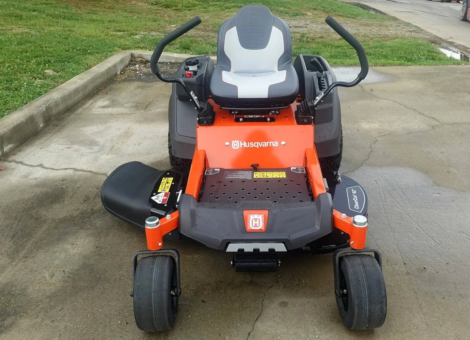 Husqvarna Z242F Special Edition 42″ Zero Turn Mower, 21.5HP Kawasaki Engine (Scratch & Dent)