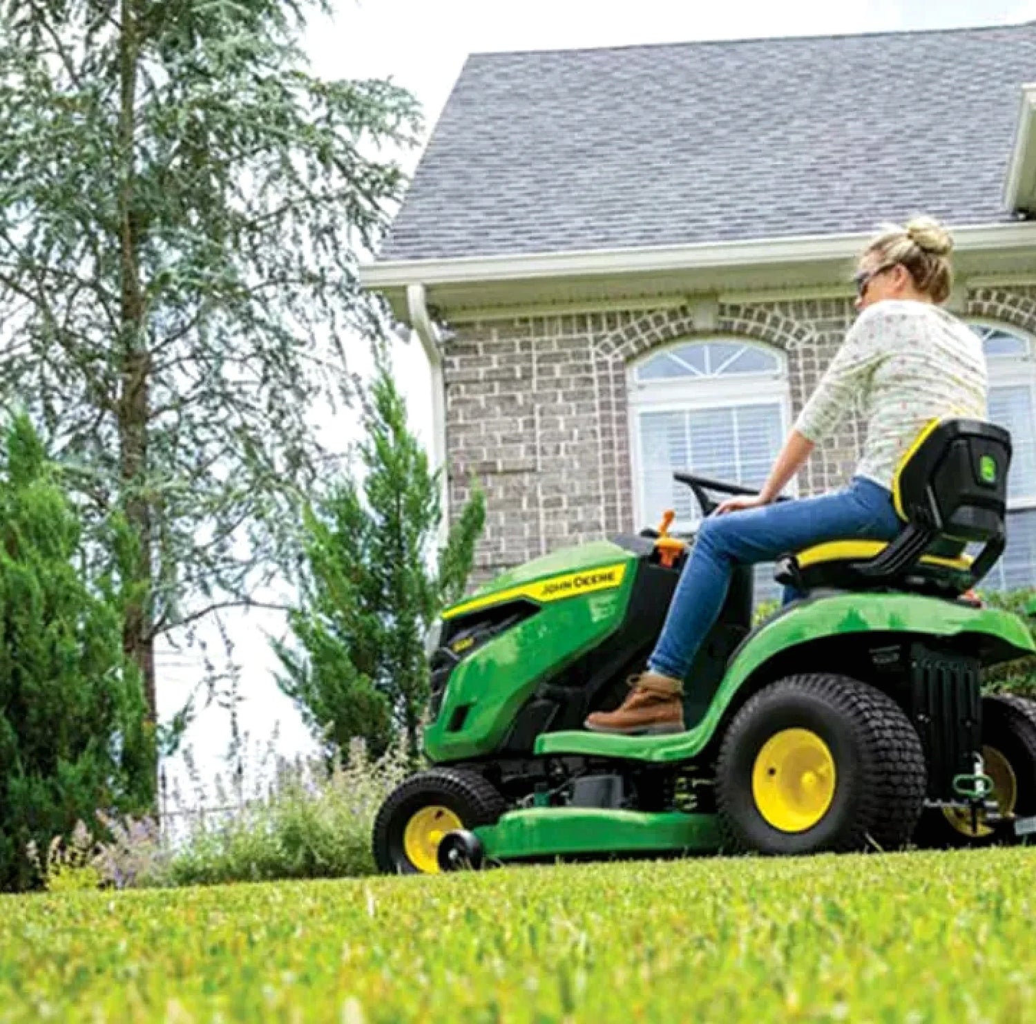 John Deere S120 42-Inch 22 HP V-Twin Gas Hydrostatic Riding Lawn Mower